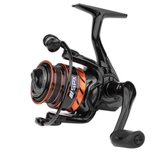 Moderne Spro SPX 1000er Forellenrolle in elegantem, sportlichem Design mit schwarzem Gehäuse und orangefarbenen Akzenten, ideal für leichtes Spinnfischen.