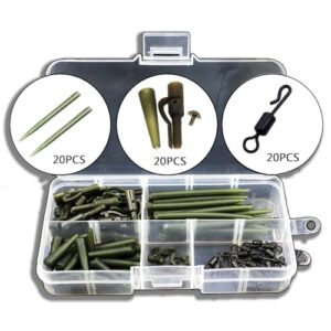 Transparente Kunststoffbox mit Karpfenangeln Zubehörteilen, einschließlich Sicherheits-Blei-Clips, Pins und Anti-Tangle-Ärmeln, ideal für effizientes Karpfenangeln.