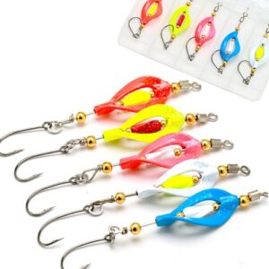 Fünf farbenfrohe Twist Spoons Forelle in attraktiver Anordnung, ideal für das Forellenangeln. Die Löffel aus schimmerndem Material verfügen über verschiedene Farben wie Rot, Gelb, Pink und Blau, und sind mit stabilen, metallischen Haken ausgestattet.