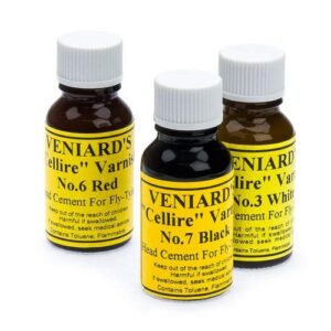 Drei Fläschchen mit bunten Lacken für das Fliegenbinden, darunter rotes, schwarzes und weißes Varnish, auf einem weißen Hintergrund.