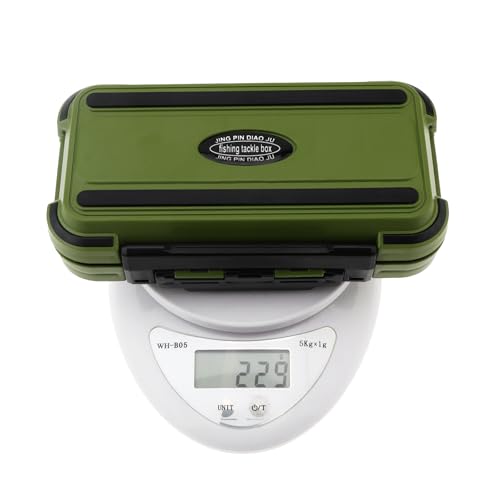 Wasserdichte Angelausrüstungsbox in grün mit 24 Fächern für Angelzubehör, die auf einer digitalen Küchenwaage platziert ist.