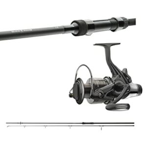 Daiwa Black Widow Stalkercombo 3,00m / 3,00lbs mit kreisförmiger Karpfenrolle in schwarzem Design für Stalking-Angler.