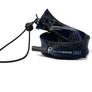 Rutensocke Cast M in Schwarz-Blau zum Schutz von Angelruten bis 2,0 m, robustes und benutzerfreundliches Design.