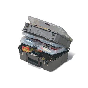 Plano 1444 Magnum Guide Series Tackle Box aus Graphit/Smoke, ein hochwertiger Ausrüstungskoffer für den Angler mit vielseitigen Aufbewahrungsmöglichkeiten und robuster Konstruktion.