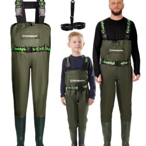 Praktische Wathosen für Kinder und Erwachsene zum Angeln, Jagen, Wandern oder Skifahren mit Tasche und Aufhänger. Wasserfeste Kleidung für Outdoor-Aktivitäten.