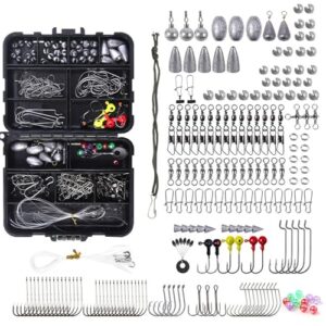 Fischereizubehör-Set mit verschiedenen Werkzeugen in einem schwarzen Fall