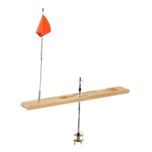 FRABILL Unisex-Erwachsene 1664 Eisfischen Tip-Up, Multi, One Size - Ein Bild von einem Eisfisch-Tip-Up-Rod auf einer weißen Oberfläche mit einem wackelnden Flaggenmast und einem unbenutzten Holzstößel im Hintergrund
