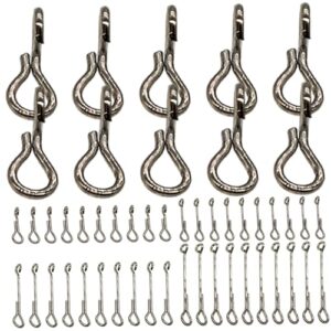 Ein Bild von 16 Fliegenbindungskits mit Metallklammern an Saiten. Jedes Kit besteht aus zwei Metallklammern, die oben und unten auf einer Saite sitzen. Die Klammern sind rund und haben ein Design aus übereinanderliegenden Linien.