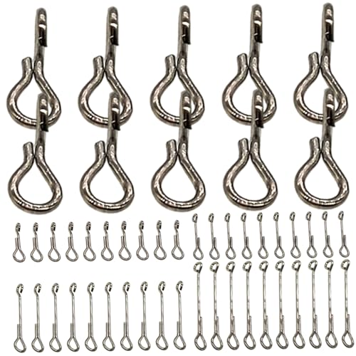 Ein Bild von 16 Fliegenbindungskits mit Metallklammern an Saiten. Jedes Kit besteht aus zwei Metallklammern, die oben und unten auf einer Saite sitzen. Die Klammern sind rund und haben ein Design aus übereinanderliegenden Linien.