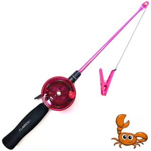 Kinderfreundliche Angel für Strand und Urlaub, Mega Fishing Kinderangel Krebsangel 40cm, Rote Angel mit schwarzer Handhabung und pinkfarbenem Griff, Illustration von einem blauen Krabben auf weißen Hintergrund.