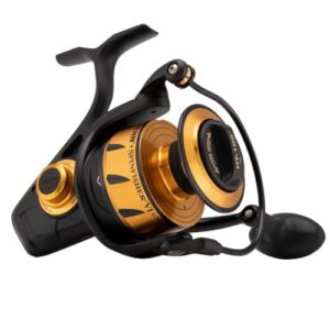 PENN Spinfisher VI Spinnrollen in Schwarz und Gold. Die Spinnreel mit gelbem Goldrand und schwarzem Griff. Das Gerät ist auf einem weißen Hintergrund platziert.
