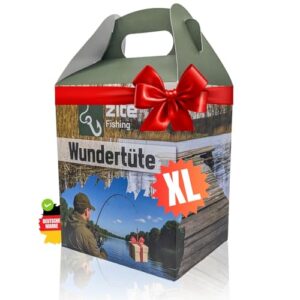 Grüne Geschenktüte mit rotem Band und Bild eines Anglers auf der Vorderseite. Das Wort 'XL' in orangen Buchstaben steht auf der Tüte. Die Tüte ruht auf einem weißen Untergrund. Ein kleiner Figurinen von einem Angler, der einen grünen Hut trägt und eine Angel hält, steht neben der Tüte.