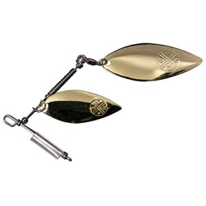 Goldfarbener Spinnerbait mit schwarzer und gelber Verzierung an einem silbernen Haken. Der Spinnerbait hat eine Blattform, der Haken hat eine Kugel am Ende. Die Befestigung zwischen Bait und Haken ist durch eine Kette. Alle Objekte stehen auf weißem Grund.