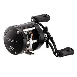 Baitcast-Rolle von Daiwa Millionaire Classic Utd mit hochwertigen Eigenschaften und Carbon-Ultimate-Turnier-Drag-Technologie für optimalen Widerstand bei Angelsport