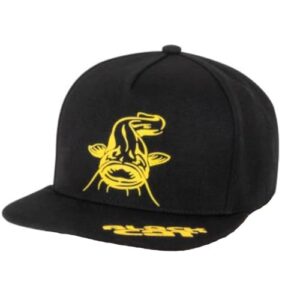 Hochwertiges Black Cat Black Flat Peak Cap für Angler und Outdoor-Fans mit Logo auf dem Schirm