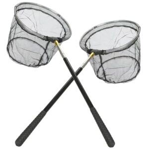 Zwei Fischernetze aus Maschenmaterial mit schwarzen Griffen und goldenen Akzenten, ideal für verschiedene Anwendungen in Gewässern wie Bäche, Flüsse oder Seen.