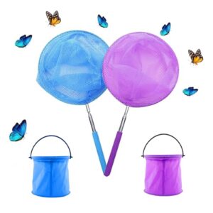 Zwei farbenfrohe Kinderkites mit teleskopartigen Griffschaften für Gartenaktivitäten im Freien. Die Kites können auf eine Länge von 36 bis 83,5 cm ausgedehnt werden.