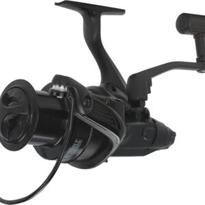 Hochwertige Angelrolle für Carpfishing mit motorisierter Spule und zwei Handgriffen.