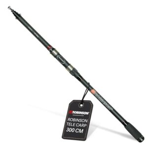 Eine schwarze Teleskop Angelrute mit einem schwarz-weissen Schild, das Robinson Teleskoprute Compact Transport Rod sagt. Die Rute lehnt sich gegen das Schild an.