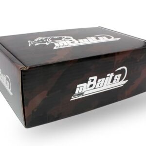 Eine schwarze Box mit dem Namen 'Magic Baits' gedruckt. Die Box ist geschlossen und erscheint aus Karton zu bestehen. Sie wird gegen ein weißes Hintergrund abgebildet. Das Text 'MONATSBOX Karpfenbox Angelbox Geschenk Angeln Angelzubehör' kann erkennbar sein, was darauf schließen lässt, dass es sich um eine Abonnements-Box für Karpfen, Angel oder ähnliche Produkte handelt.