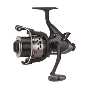 Okuma Carbonite Baitfeeder Xp CBF 155a, ein hochwertiges Fischerei-Gerät mit langem Haltbarkeitszeitraum und witterungsbeständig, ideal für Outdoor-Aktivitäten.