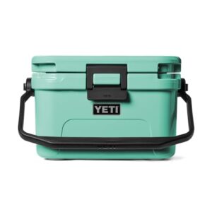 Kühlbox für Outdoor-Aktivitäten, YETI Roadie 8 Kühlbox in Sommerblau, robust und widerstandsfähig gegen extreme Temperaturen.