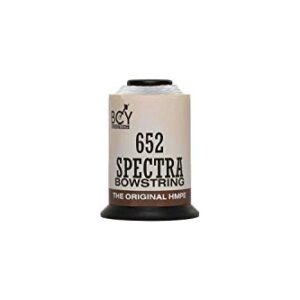 Hochwertiges BCY Sehnengarn in einer weißen Spule von 1/8 lbs mit der Spezifikation Spectra Fast Flight Weiss. Ideal für Sportarten und -geräte geeignet aufgrund seiner hohen Qualität und langen Haltbarkeit.