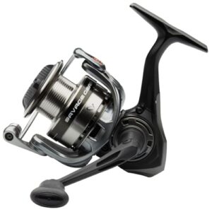 Hochwertige Spinnrolle für das Fischen auf Raubfische wie Zander und Barsch, Savage Gear 2500H FD SG4 Rolle mit graphitverstärktem Verbundgehäuse und Rotorbau